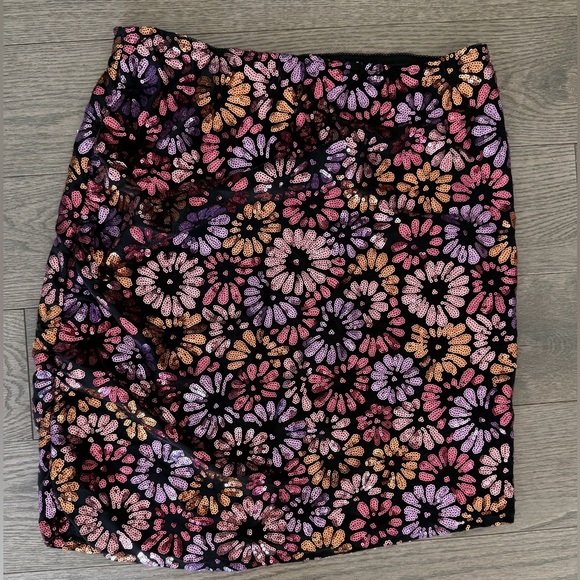 Dresses & Skirts - NWOT Floral Sequin Mini Skirt elastic waist band